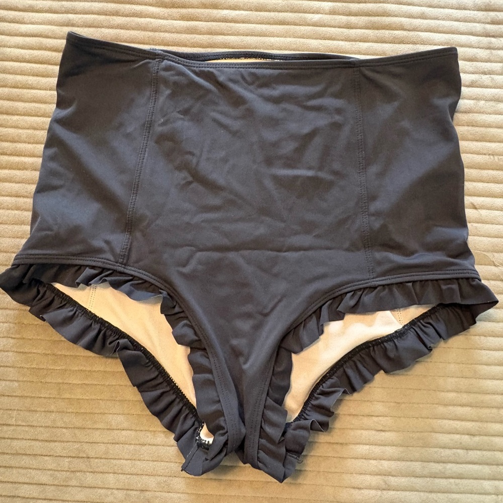 Kortni Jeane black ruffle up bottoms size Medium